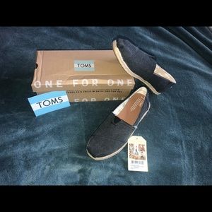 Brand new TOMS women’s size 10